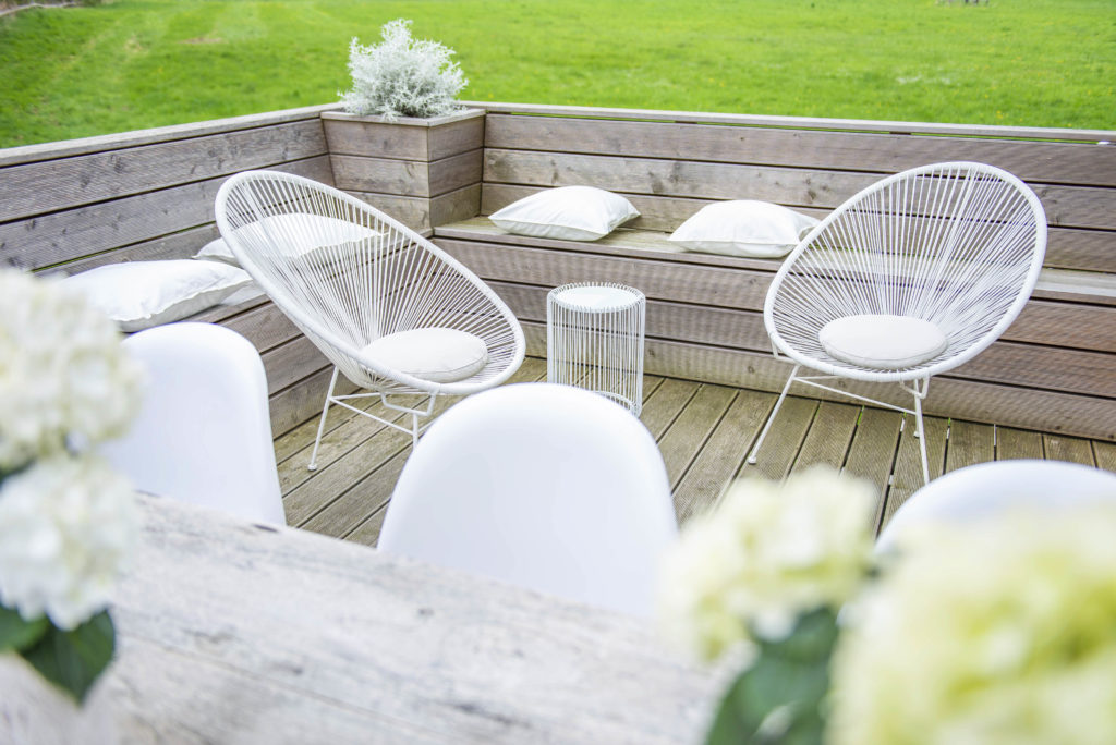 home staging nachher Terrasse mit Acapulcosessel